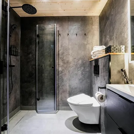 Kuuru Lakeside 萨拉